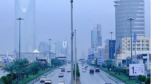 طقس المملكة الأربعاء.. رياح نشطة تؤدي إلى شبه انعدام في مدى الرؤية على عدة مناطق