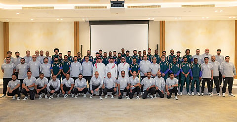 وزير الرياضة ينقل تحيات ولي العهد لبعثة المنتخب المغادرة للمشاركة في كأس العالم 2026