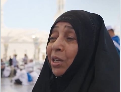 حاجة عراقية تشيد بجهود الهلال الأحمر في الحج: «ما خلّوني أروح لهم.. هم جوني»
