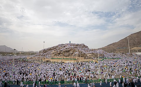 لَبَّيْكَ اللَّهُمَّ لَبَّيْكَ.. حجاج بيت الله الحرام يقفون في صعيد عرفات