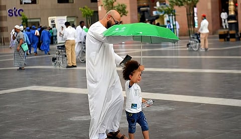 توزيع مظلات ومياه باردة لحماية الحجاج من أشعة الشمس وانسيابية تامة للحركة