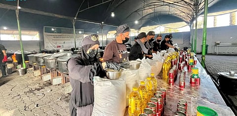 مركز الملك سلمان للإغاثة يواصل توزيع الوجبات الساخنة في قطاع غزة