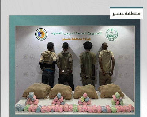 القبض على 4 من الجنسية الإثيوبية في عسير لتهريبهم 67 كيلوجرامًا من القات