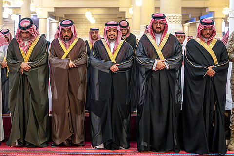 أمير الرياض يؤدي صلاة الميت على الأمير نواف بن نايف بن ممدوح بن عبدالعزيز 