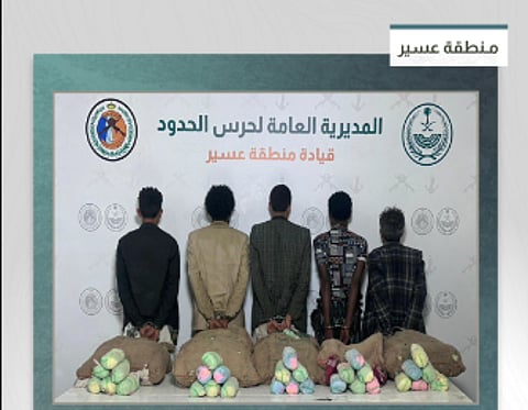 القبض على 5 مخالفين من الجنسية الإثيوبية  لتهريبهم 100 كيلوجرام من القات في عسير