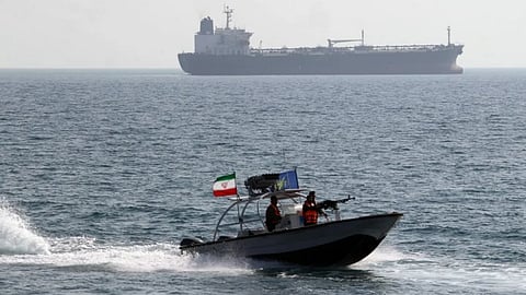 إيران تعلن استهداف مدمرات أمريكية في مضيق هرمز بصواريخ كروز ومسيرات انتحارية