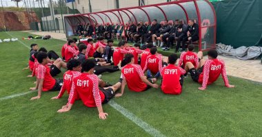 جلسة تحفيزية للاعبي منتخب الناشئين قبل مواجهة تونس بكأس الأمم الأفريقية